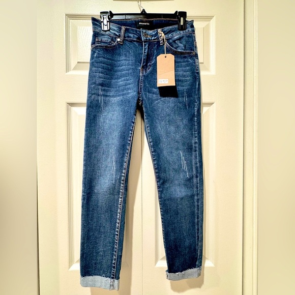 Beyond Us Blue stretchy Denim rolled hem cropped Jeans. Size 6. NWT - Picture 1 of 11